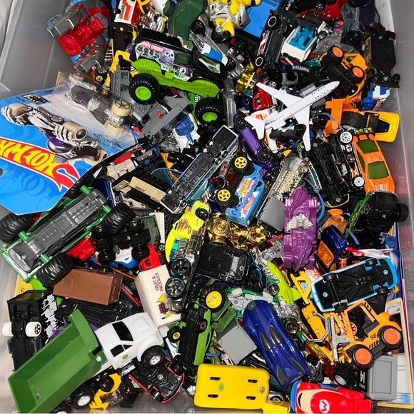 Hotwheels & Matchbox 30 Piece Mystery Bundle - Picture 8 of 10
